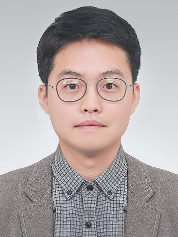 경남 창원시 아파트 화재현장에서 주민 대피로 추가 인명 피해를 막은 하경민(35) 씨.[LG 제공]