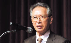 자유한국당이 16일 4·15 총선 공천관리위원장으로 김형오<사진> 전 국회의장을 결정했다.
황교안 한국당 대표는 이날 국회에서 열린 최고위원회의에서 “6000건 이상 공관위원장 후보를 추천 받았는데, 검증과 의견 수렴을 거쳐 김 전 의장을 공관위원장에 임명하기로 했다”고 밝혔다.
그는 “김 전 의장은 원칙과 소신으로, 또 지금은 정의 정신을 이어가고 있다”며 “우리 당은 김 전 의장을 혁신적이며 개혁적 마인드가 있는 분으로 평가했다”고 했다. 이어 “김 전 의장은 국민과 함께 하는 혁신 공천, 공정한 공천, 이기는 공천, 이에 따라 대한민국을 살리고 민생·경제를 살리는 공천을 반드시 실천할 것”이라고 덧붙였다.
김 전 의장은 1992년 민주자유당으로 국회에 입성했다. 2012년 정계 은퇴까지 5선을 한 경륜의 정치인이다. 2008년 18대 국회 전반기 땐 국회의장을 역임했다.
야권에선 김 전 의장이 과거 ‘3당 합당’ 시절부터 지금까지 한 쪽으로 치우치지 않았다는 점을 들어 중립 성향이 짙다는 평이 높다. 원내대표와 사무총장 등 당의 주요 직책을 맡을 때도 원만히 소화했다는 목소리가 상당하다. 그는 정계를 은퇴한 후에는 백범김구선생기념 사업협회 회장을 지냈으며, 김구 선생의 일대기와 그 정신을 담은 ‘백범 묻다, 김구가 답하다’란 책을 펴내기도 했다.
한국당은 이번 공관위원장 발표 시기를 놓고 장고를 거듭했다. 지금도 말이 많은 보수통합 논의에 변수가 될 수 있어서다. 한국당은 당초 지난주에 공관위원장 최종 후보를 발표하는 등 속도를 내려고 했지만 이를 연기했다. 통합 대상과 뜻이 맞지 않는 구성이 갖춰질 시 잡음이 커진다는 우려가 컸기 때문이다. 당시 최종 후보군에는 김 전 의장과 함께 김종인 전 더불어민주당 비상대책위원장, 우창록 법무법인 율촌 대표변호사, 이용구 전 중앙대 총장 등이 오르내렸다. 한국당 관계자는 이날 발표를 놓고 “이달 내에는 (공관위)구성을 마쳐야 한다는 판단이 있었던 것으로 본다”고 했다.
한국당은 공관위 구성에 대해선 통합 대상들과 협의하겠다는 뜻을 내비쳤다.
황 대표는 “공천으로 인해 통합 과정에 잡음이 생기지 않도록 충분히 유념하며 협의하겠다”며 “공관위 구성도 협의 대상이 될 것”이라고 했다. 또 “통합에 참여하는 모든 이가 가장 공정하고 객관적인 공천이라고 볼 수 있는 기준을 만들겠다”며 “뼈를 깎는 혁신, 국민 눈높이에 맞는 공천, 국민이 바라는 통합을 실현하기 위해 노력하겠다”고 강조했다. 이원율 기자