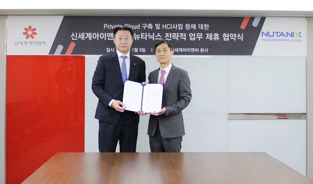 신세계아이앤씨는 뉴타닉스와 서울 중구 신세계아이앤씨 본사에서 프라이빗 클라우드 사업 확대를 위한 MOU를 체결했다. (사진 좌측부터) 손정현 신세계아이앤씨 전무와 김종덕 뉴타닉스코리아 지사장이 양해각서에 서명한 후, 포즈를 취하고 있다. [신세계아이앤씨]