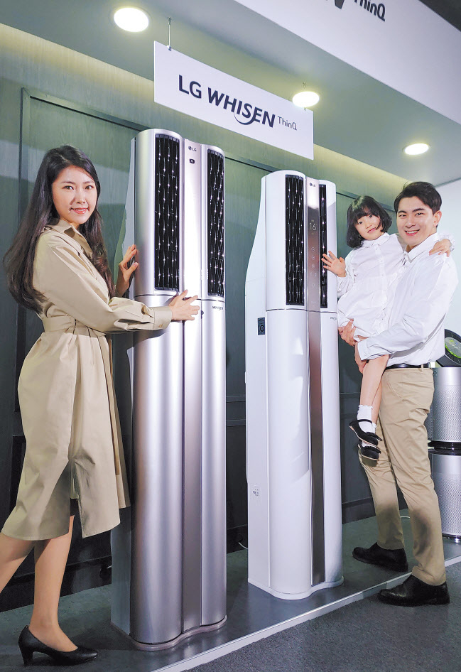 LG전자 모델이 2020년형 LG 휘센 씽큐 에어컨 신제품을 소개하고 있다. [LG전자 제공]