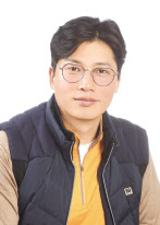 전남 여수시에서 사고로 바다에 추락한 트럭에서 여성 2명을 구조한 김진운 (47)씨.[LG 제공]