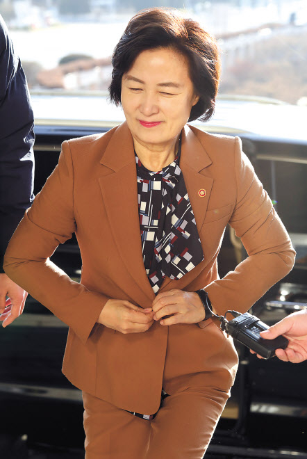 검찰이 법무부의 직접수사 부서 통폐합안에 공식 반대의견을 낼 것으로 알려지면서 직제개편안의 내용과 의견제출 시기를 둘러싸고 또한번 양측이 갈등을 표출할 것으로 전망된다. 사진은 추미애 법무부 장관이 16일 오전 정부과천청사 법무부로 출근하고 있는 모습 [연합]