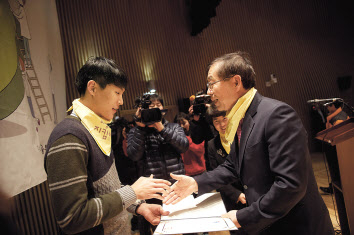 지난해 인터넷 시민감시단 발대식에서 박원순 시장이 시민에게 위촉장을 전달하고 있다. [서울시 제공]