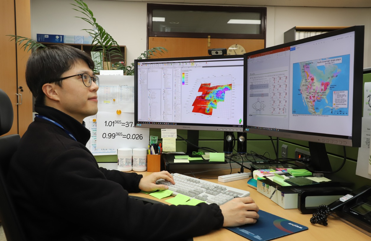 이경북 박사가 셰일가스 분야 연구 데이터를 검증하고 있다.[한국지질자원연구원 제공]