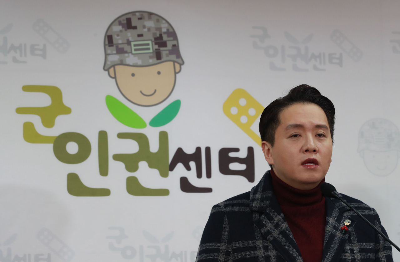 임태훈 군인권센터 소장이 16일 오전 서울 마포구 군인권센터에서 한국군 최초의 성전환 수술을 한 트랜스젠더 부사관 관련 기자회견을 하고 있다. [연합]