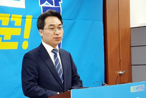 고삼석 전 방송통신위원회 상임위원이 16일 광주시의회에서 기자회견을 열고 4·15 총선에서 더불어민주당 후보로 광주 서구을에 출마하겠다고 밝히고 있다. [연합]