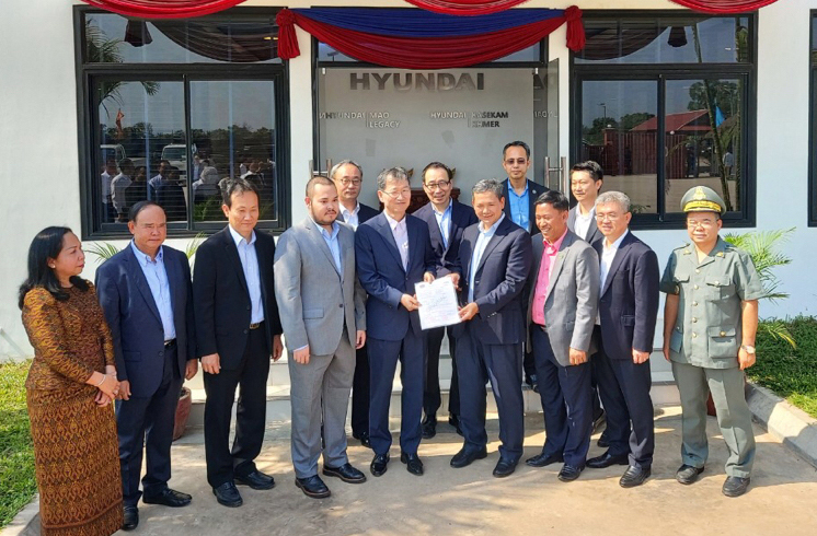 현대코퍼레이션홀딩스는 15일 캄보디아에 현대식 농산물유통센터를 준공했다. 준공식에 참석한 정몽혁 현대코퍼레이션그룹 회장(왼쪽에서 다섯번째).[현대코퍼레이션홀딩스 제공]