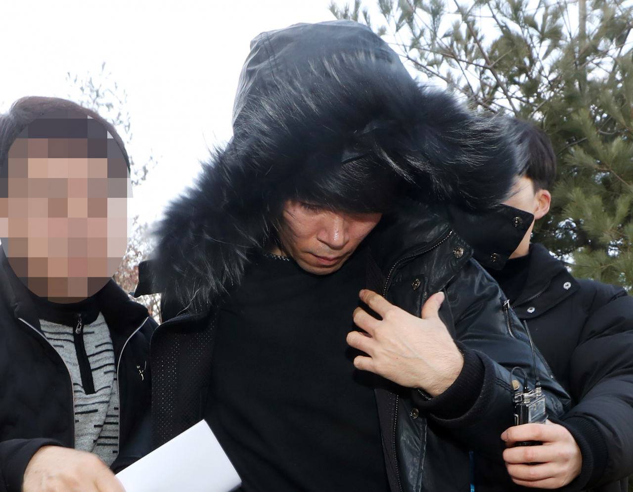 도심 길거리에서 상습적으로 음란행위를 한 혐의로 기소된 전 프로농구 선수 정병국이 16일 오후 인천시 미추홀구 인천지방원에서 열린 선고 공판에서 징역 8개월에 집행유예 2년을 선고받은 뒤 법원 밖으로 나오고 있다. [연합]