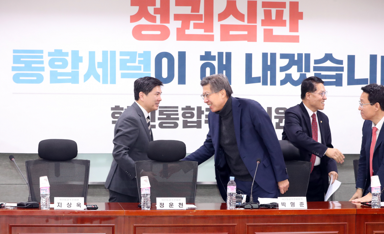 박형준 혁신통합추진위원회 위원장(왼쪽 두번째)이 새로운보수당 소속 지상욱 위원 등과 인사하고 있다. [연합]