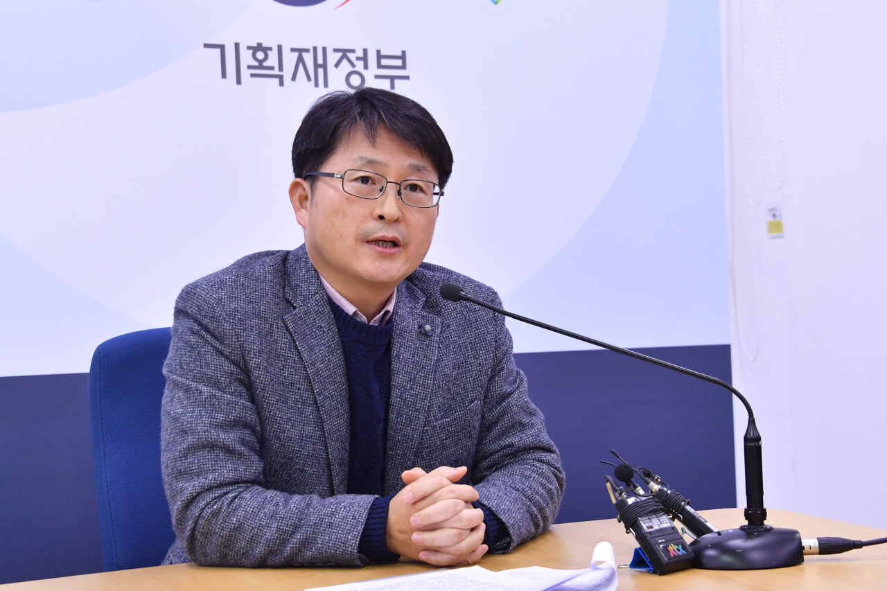 정병식 기획재정부 아시아개발은행(ADB) 연차총회 준비기획단 단장이 16일 세종정부청사에서 ‘2020년 아시아개발은행(ADB) 연차총회 등록 개시’와 관련해 배경브리핑을 하고 있다. [기획재정부 제공]