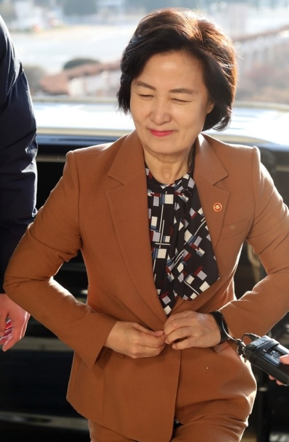 추미애 법무부장관이 16일 오전 정부 과천청사로 출근하고 있다. [연합]
