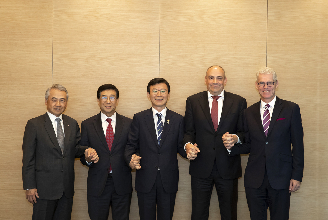 지난해 7월 1일 현대상선은 Hapag-Lloyd(독일), ONE(일본) 및 Yang Ming(대만)이 회원사로 있는 ‘디 얼라이언스’에 정식 회원으로 가입했다. 왼쪽로부터 Bronson Hsieh 양밍 회장 겸 사장, 배재훈 현대상선 사장, 문성혁 해수부장관, Rolf Habben Jansen 하팍로이드 사장, Jeremy Nixon ONE 사장 [현대상선 제공]