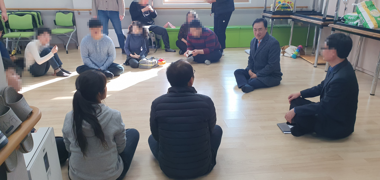 평택시(정장선 시장)은 설 명절 어려운 이웃과 복지시설을 찾아 위문활동을 펼쳤다. [평택시 제공]