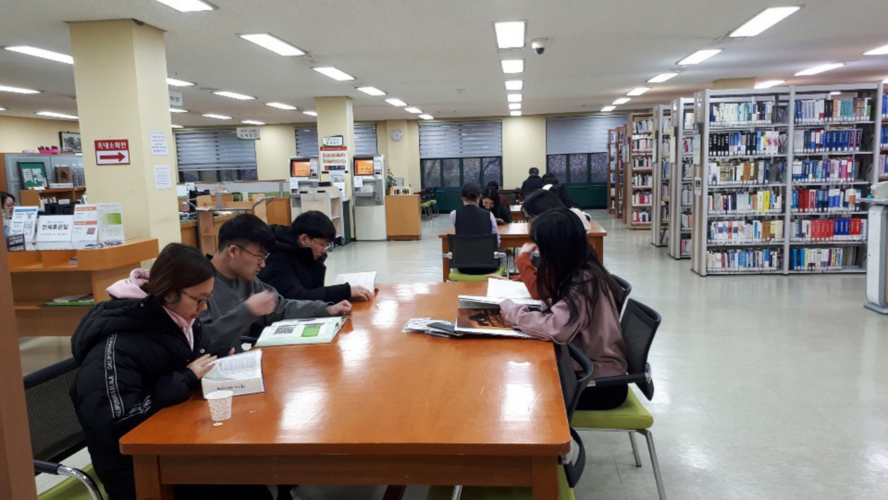 성남시 중앙도서관 문헌정보실에서 독서 중인 청년들 [성남시 제공]