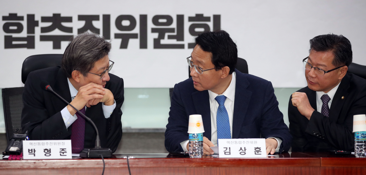 중도·보수통합을 목표로 하는 혁신통합추진위원회 박형준 위원장(왼쪽부터)과 자유한국당 김상훈 의원, 이양수 의원이 16일 오전 국회 의원회관에서 열린 혁신통합위원회 3차 회의에서 대화하고 있다. 연합뉴스