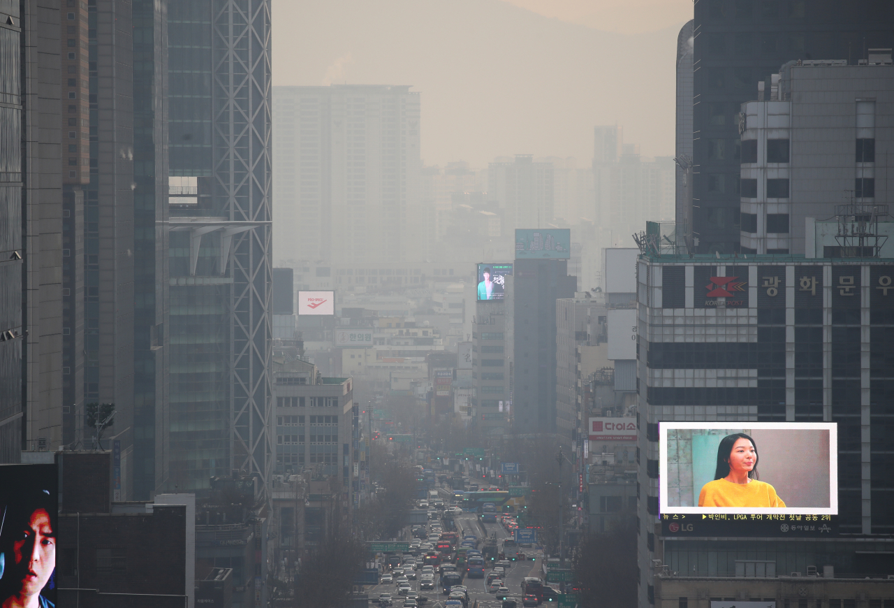 서울 곳곳 오전 초미세먼지 농도가 ‘나쁨’ 수준을 보인 17일 오전 서울 종로 도로가 뿌옇게 보인다. [연합]