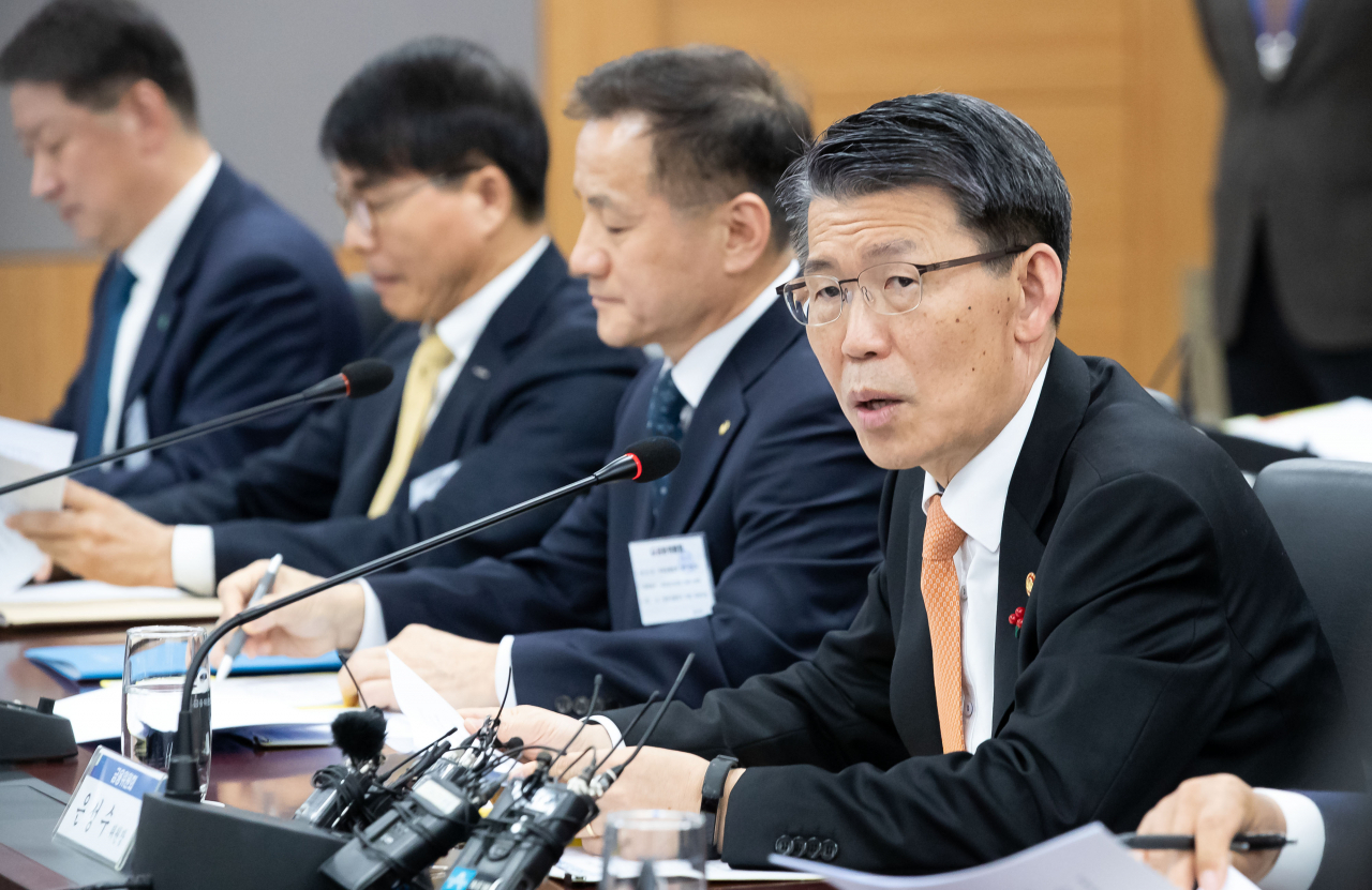 은성수 금융위원장(맨 오른쪽)이 16일 정부서울청사 금융위원회 대회의실에서 열린 '저축은행업계 최고경영자(CEO) 간담회'에서 발언하고 있다. [금융위원회 제공. 재판매 및 DB금지] 연합뉴스