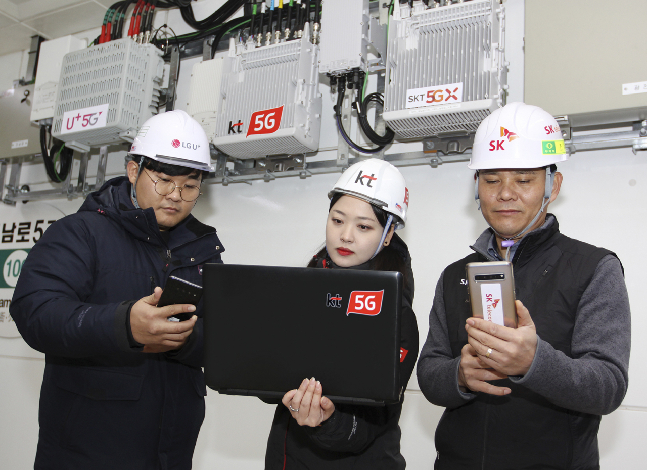 통신 3사 네트워크 담당자들이 광주광역시 금남로 5가역에서 5G 네트워크 품질을 점검하고 있다. [통신3사 제공]
