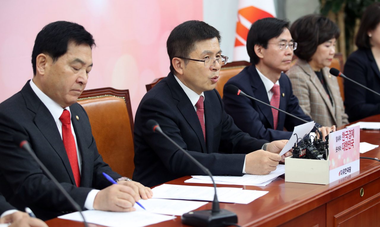 황교안 자유한국당 대표가 16일 오전 국회에서 열린 최고위원회의에서 공천관리위원장에 김형오 전 국회의장을 임명한다고 발언하고 있다. [연합]