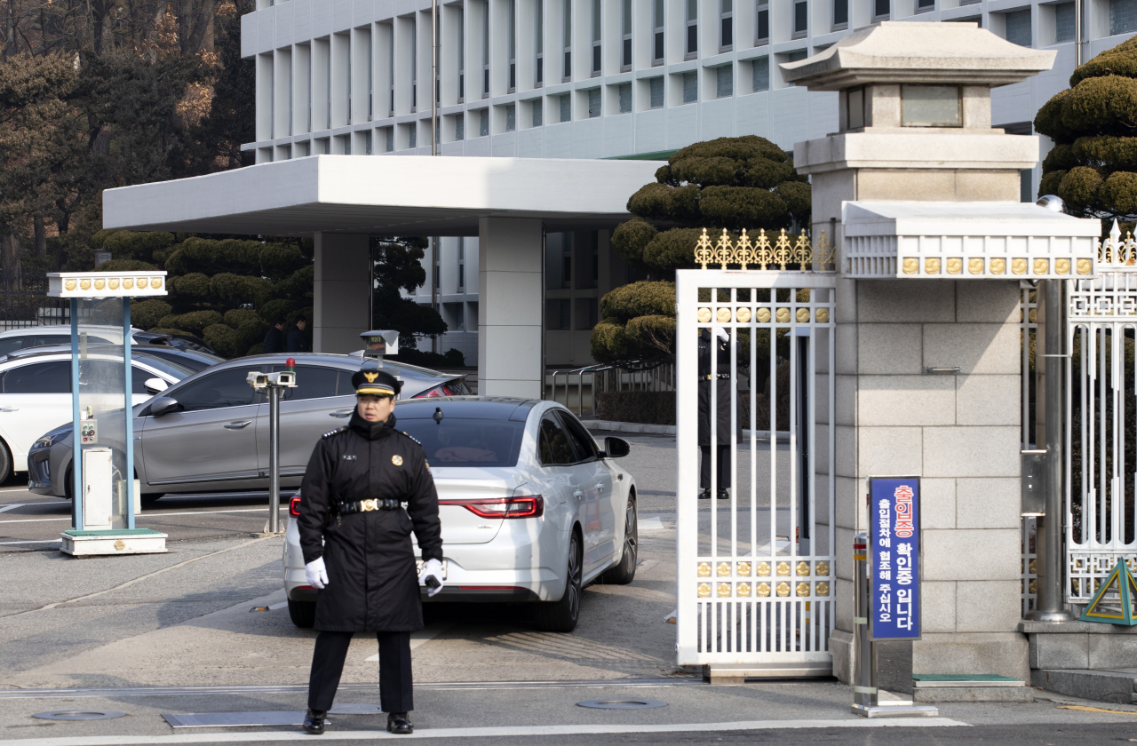 검찰이 청와대 균형발전비서관실 압수수색에 나선 10일 오전 청와대 연풍문 앞의 모습. 연합뉴스