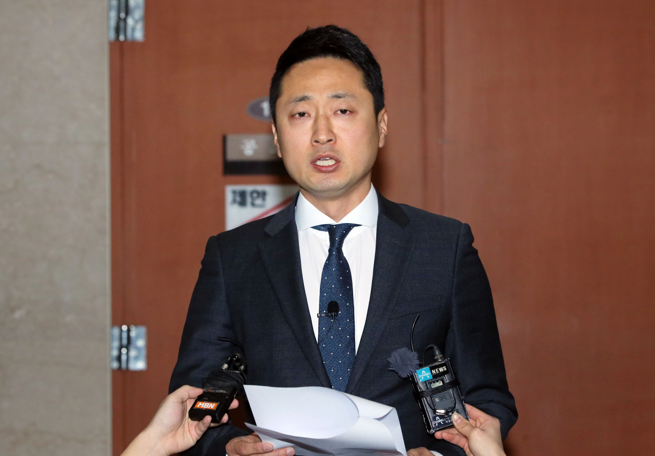 임한솔 정의당 부대표가 17일 국회 정론관 앞에서 탈당 기자회견하고 있다. [연합]