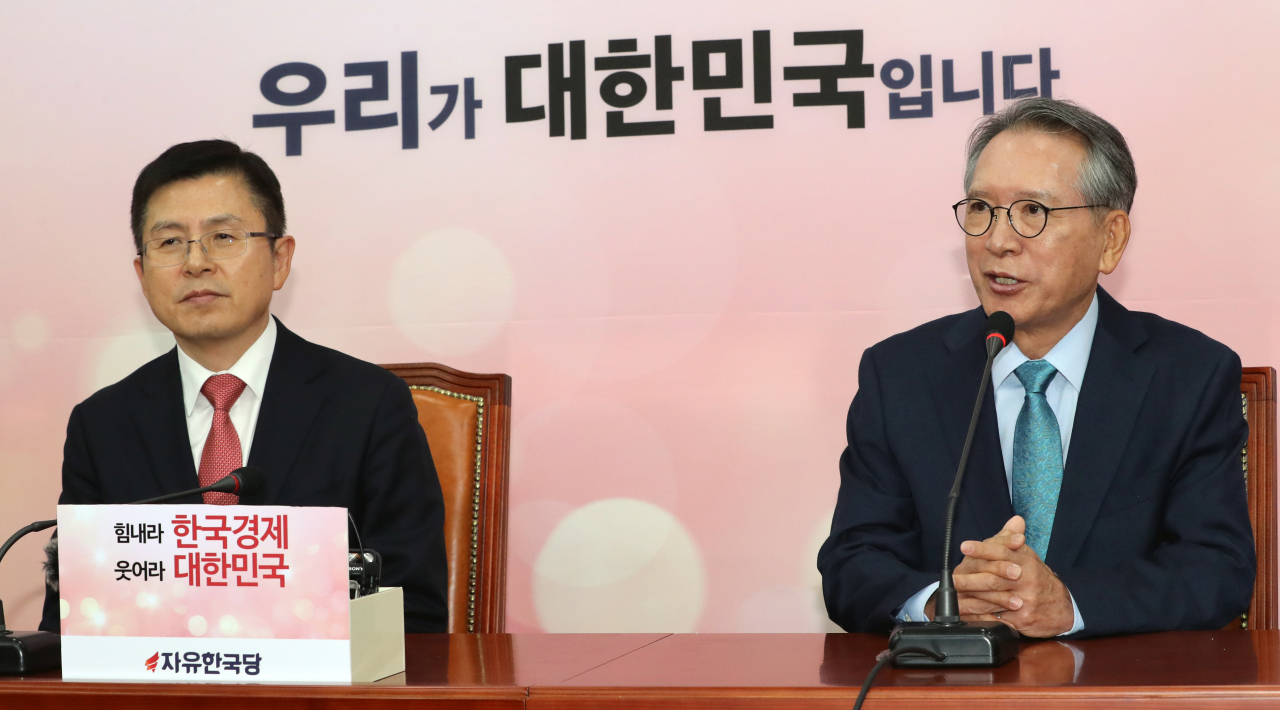 공천관리위원회 위원장으로 임명된 김형오 전 국회의장이 17일 오전 서울 여의도 국회에서 자유한국당 황교안 대표와의 첫 회동에서 발언하고 있다. [연합]