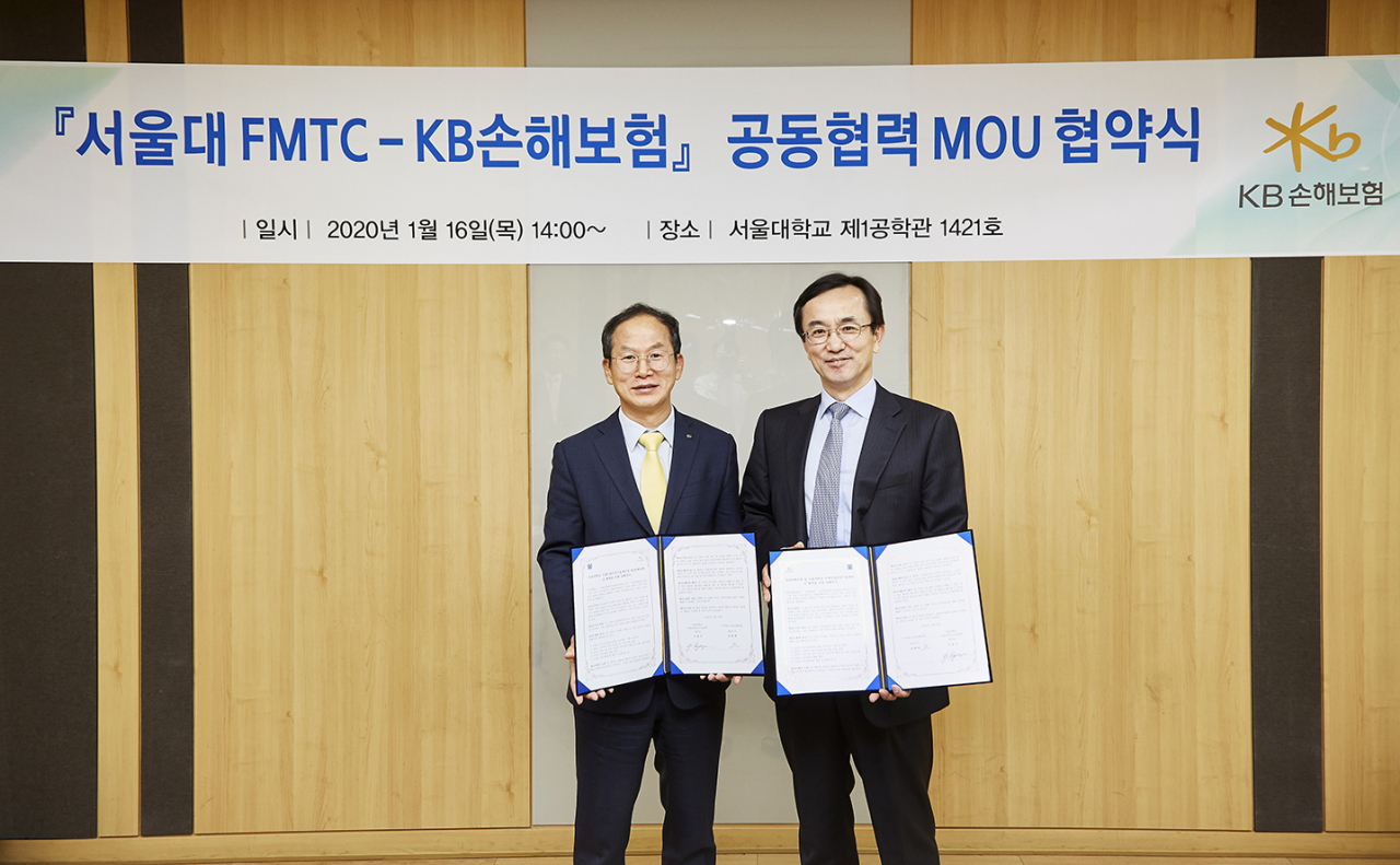 양종희(왼쪽) KB손보 사장과 이경수 FMTC 센터장.
