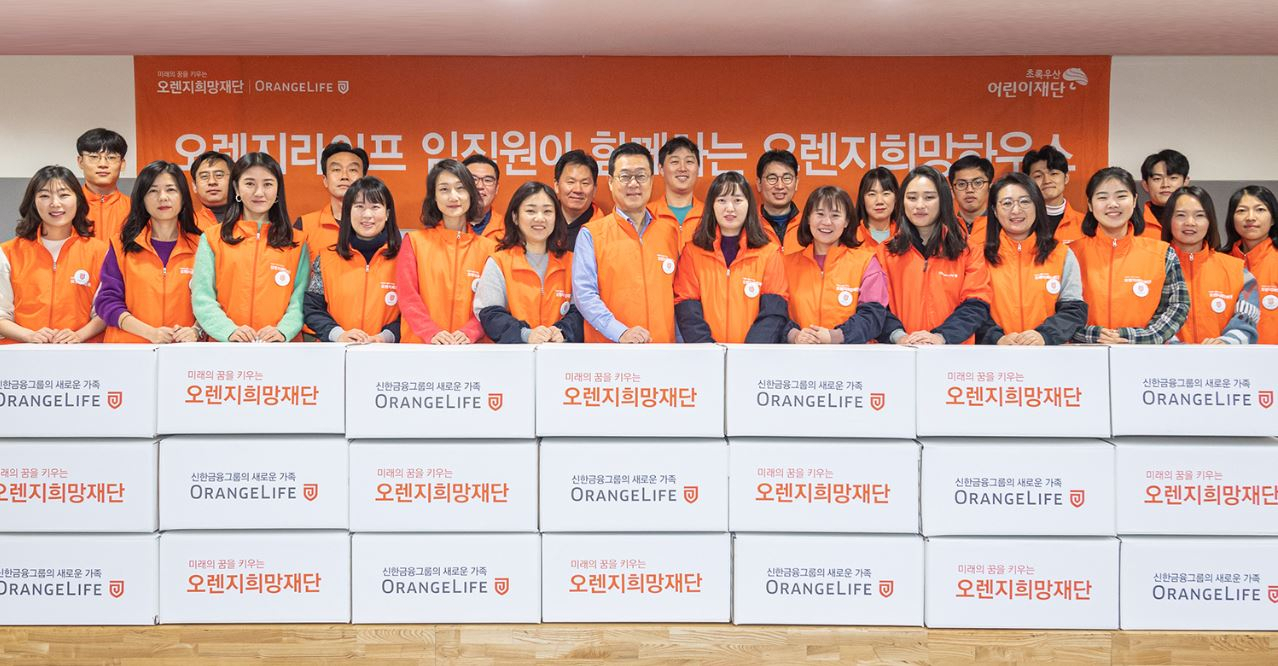 정문국(앞줄 가운데) 사장과 직원들이 선물상자를 만든 후 기념사진을 찍고 있다.