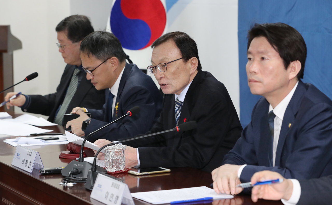 이해찬 더불어민주당 대표가 17일 오전 서울 여의도 국회 의원회관에서 열린 확대간부회의에서 발언하고 있다. [연합]