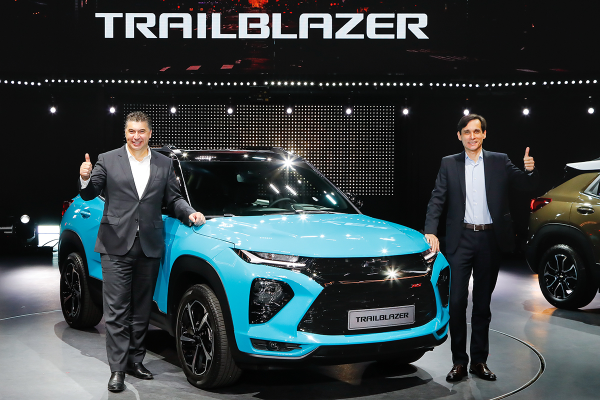 GM Korea CEO Kaher Kazem (left) and Vice President Cesar Toledo (right) pose for a photo with the Trailblazer during its launch event in Incheon on Friday. GM Korea