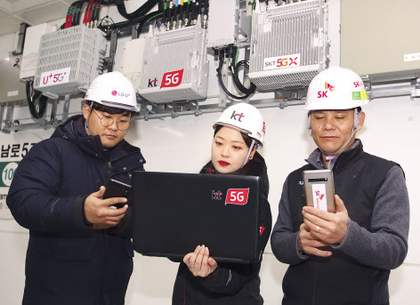통신 3사 네트워크 담당자들이 광주광역시 금남로 5가역에서 5G 네트워크 품질을 점검하고 있다. [통신3사 제공]