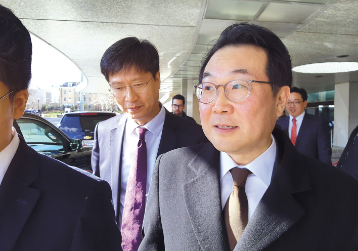 이도훈 외교부 한반도평화교섭본부장이 16일(현지시간) 미 국무부에서 스티븐 비건 국무부 부장관과 면담한 뒤 국무부 청사를 나오고 있다. [연합]