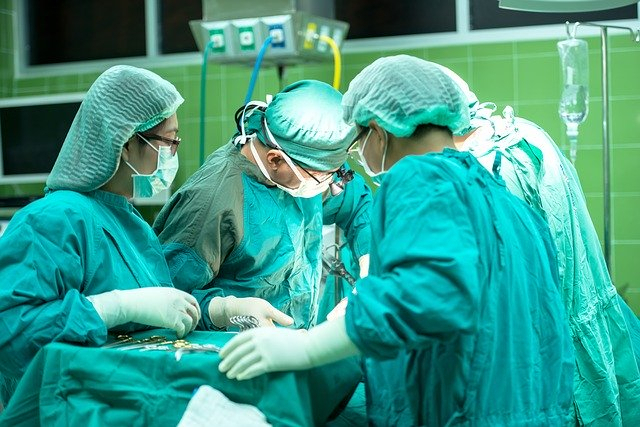 중국 법원이 흉기로 의사를 살해한 환자 가족에 대해 사형을 선고했다. 사진은 병원 관련 이미지.