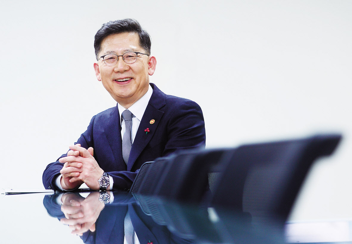 김현수 농림축산식품부 장관이 지난 15일 서울 여의도 서울사무소에서 진행된 헤럴드경제와의 신년 특별대담에서 ‘공익형직불제’와 ‘사람 중심 농정’ 등 새해 주요 농정에 대해 소상하게 설명하고 있다. 이상섭 기자