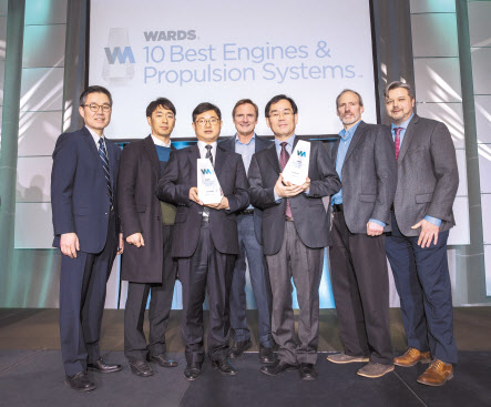 현대자동차는 16일(현지시간) 미국 디트로이트에서 ‘워즈오토(WardsAuto)’가 선정한 ‘2020 워즈오토 10대 엔진 & 동력시스템’을 쏘나타의 스마트스트림 1.6 터보 엔진과 코나 일렉트릭의 파워트레인이 동시에 수상했다. [현대차 제공]