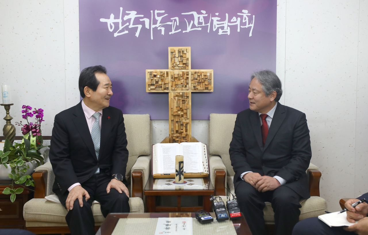 정세균 국무총리가 17일 오전 서울 종로구 한국기독교회관의 한국기독교교회협의회(NCCK)를 예방해 협의회 총무인 이홍정 목사와 환담을 나누고 있다. ［연합］