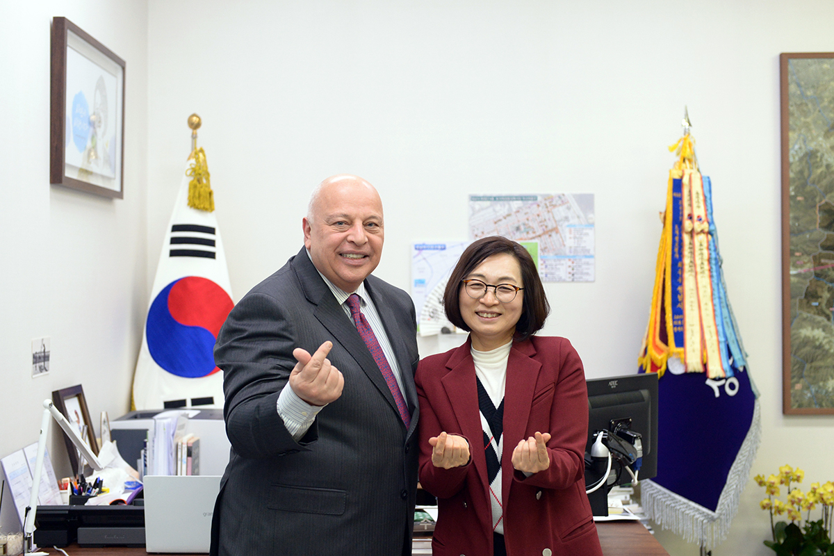 비아의 최고 경영자 앨런살마시회장(왼쪽)과 은수미 성남시장과 기념사진을 찍고있다. [성남시 제공]