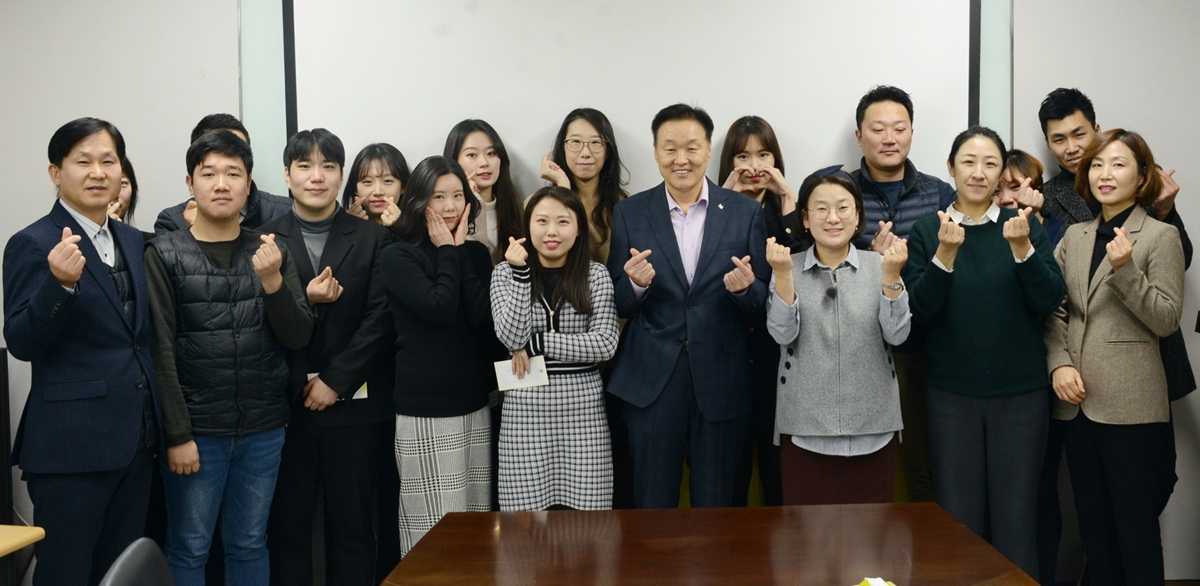 17일 서울 영등포구에 있는 서민금융진흥원 고객상담부를 찾은 이계문 원장(앞줄 오른쪽에서 네번째)이 맞춤대출 상담직원들과 기념사진을 찍고 있다. [서민금융진흥원 제공]