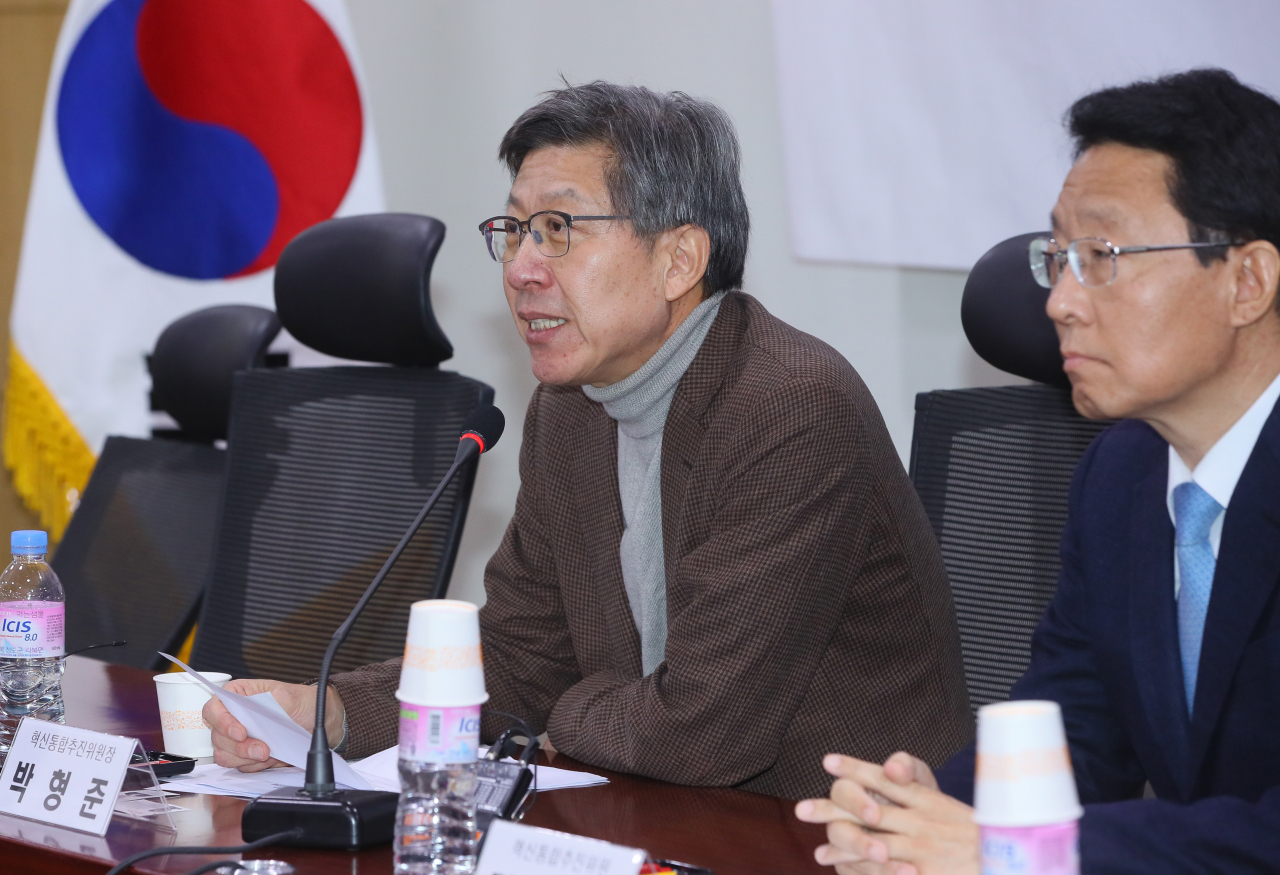 혁신통합추진위원회 박형준 위원장이 17일 국회 의원회관에서 열린 혁신통합추진위원회 회의에서 발언하고 있다. 오른쪽은 김상훈 자유한국당 의원. [연합]