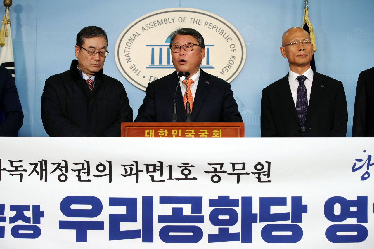 우리공화당 조원진 공동대표(가운데)가 13일 오후 국회 정론관에서 제21대 총선을 앞두고 우리공화당에 영입된 한민호 전 문화체육관광부 국장(오른쪽)을 소개하고 있다. [연합]