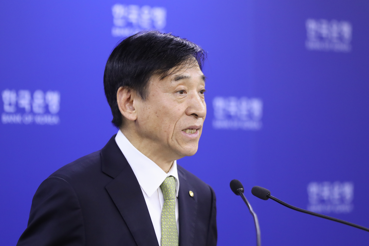 이주열 한국은행 총재가 17일 오전 중구 한국은행에서 기준금리 결정 관련 기자간담회를 하고 있다. 이날 오전 한은 금융통화위원회는 올해 첫 통화정책 결정회의를 열고 기준금리를 1.25%로 동결했다. 연합뉴스