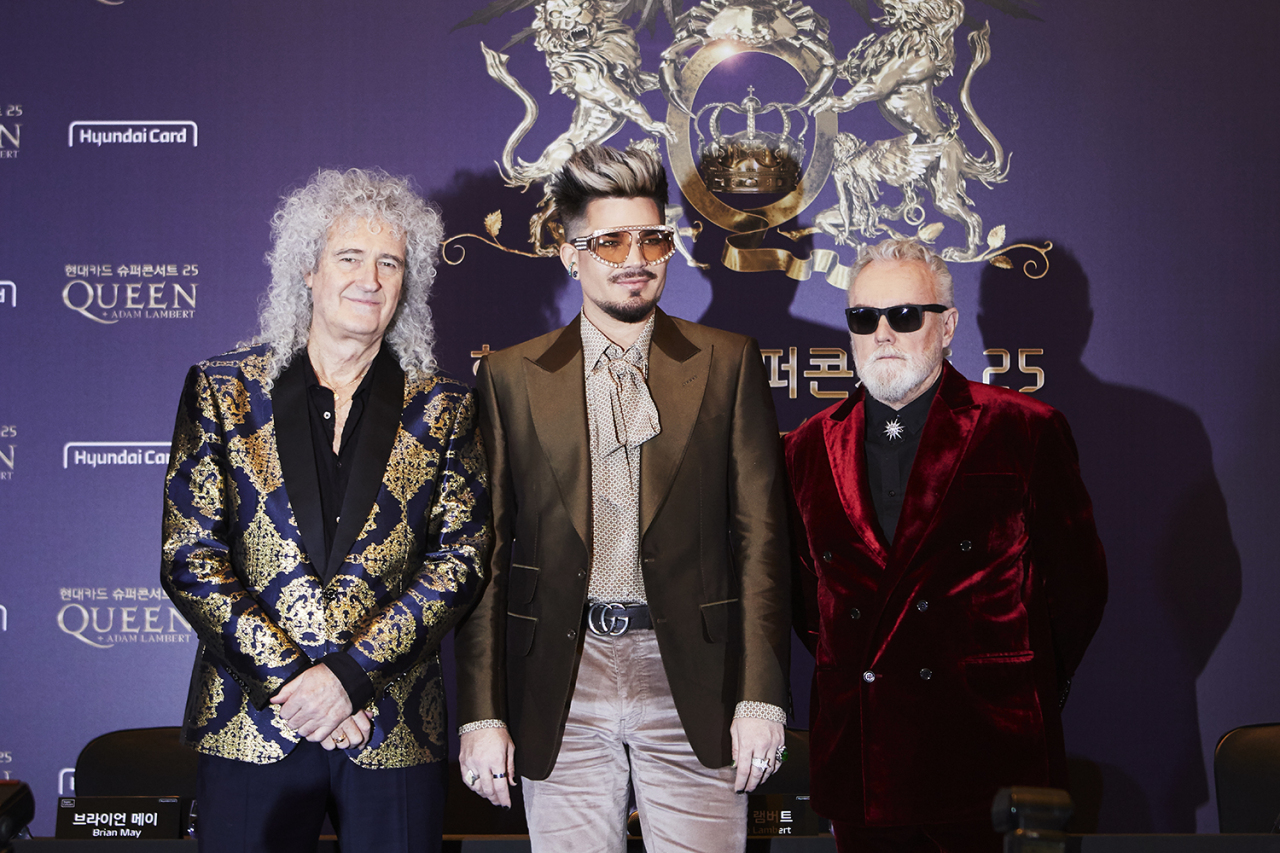 Members of Queen, Brian May (left) and Roger Taylor (right), and vocalist Adam Lambert pose for photos at a press conference at Conrad Seoul Hotel on Thursday. (Hyundai Card)