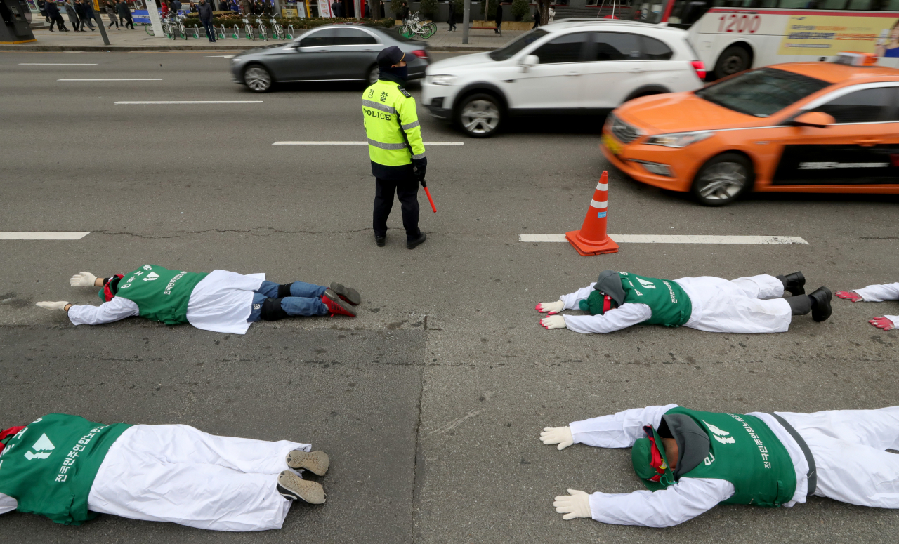 서울 광화문광장에서 직접고용 촉구하며 오체투지 하는 요금수납원들 [연합뉴스 제공]
