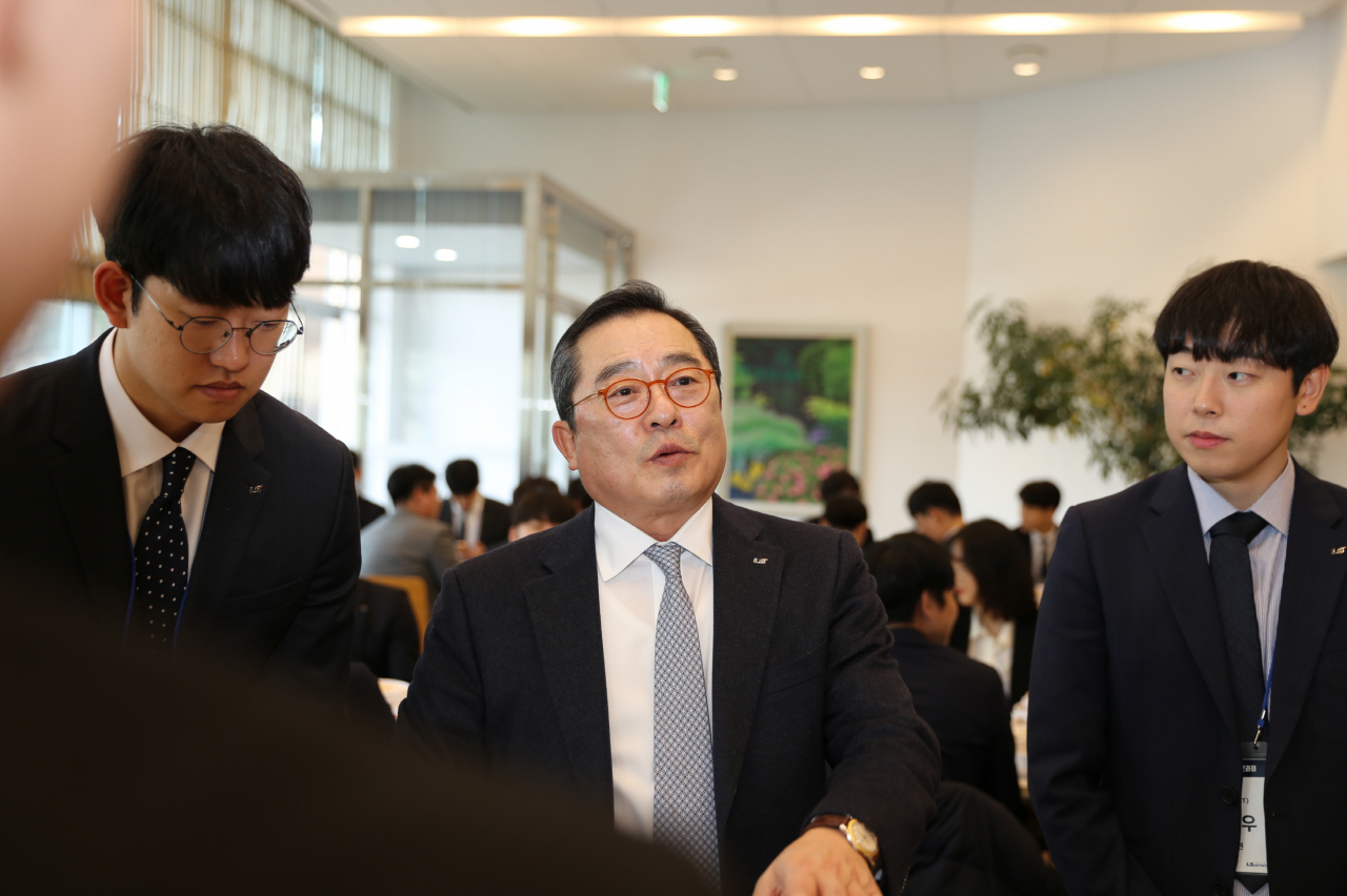 17일, 구자열 LS그룹 회장(가운데)이 안성시 LS미래원에서 2020년 신입사원들과 대화를 나누고 있다. [LS그룹 제공]