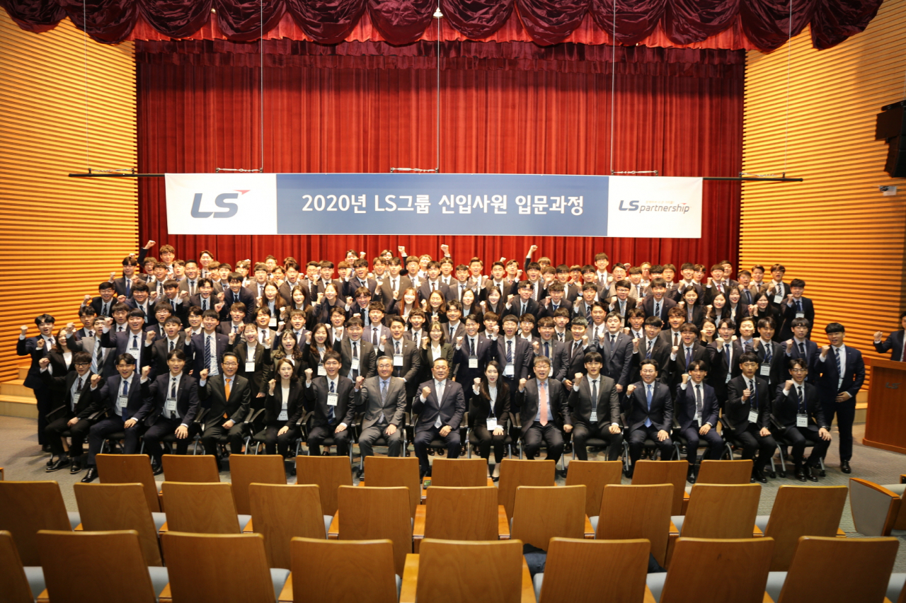 17일, 구자열 LS그룹 회장을 비롯한 2020년 신입사원들이 안성시 LS미래원에서 기념촬영을 하고 있다. [LS그룹 제공