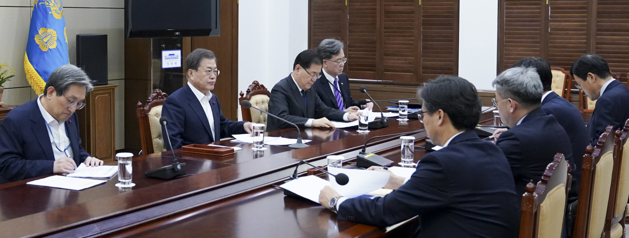 문재인 대통령이 17일 오전 청와대 여민관에서 권구훈 북방경제협력위원장의 ‘2020 신북방정책 전략’ 보고를 받고 있다. [연합뉴스]