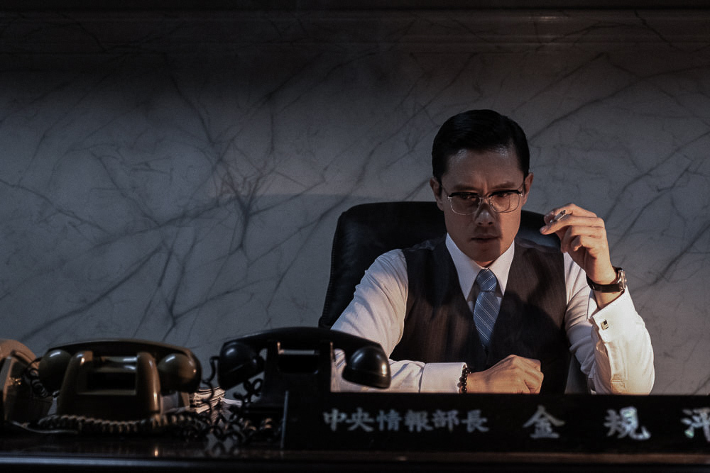 "The Man Standing Next" (Showbox)