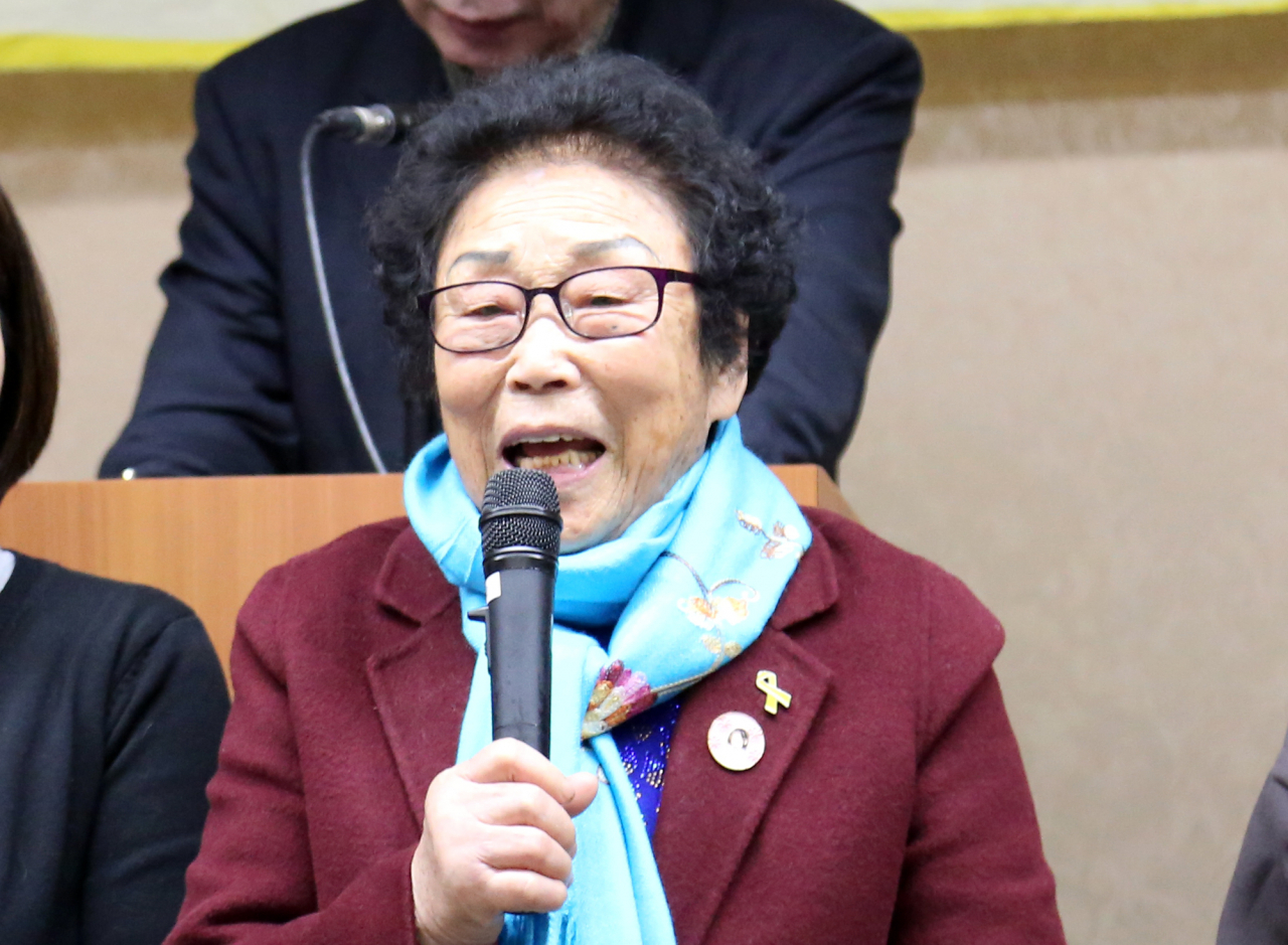 일제 강점기 징용 피해자인 양금덕(91) 씨가 17일 오후 일본 도쿄에서 열린 '금요행동' 500회 기념 특별 집회에서 인사말을 하고 있다. [연합뉴스]