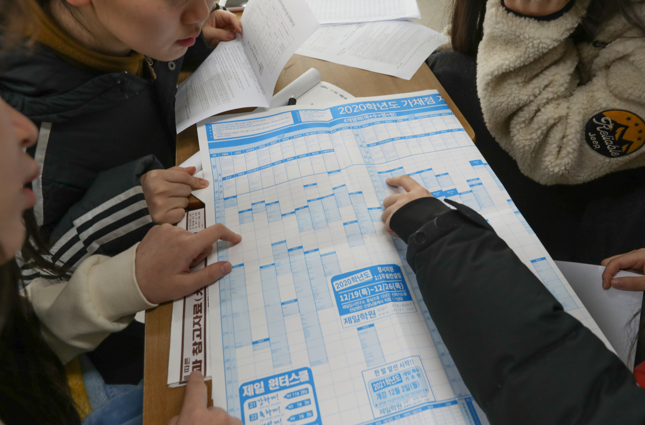 2019년 12월 4일 오전 대전시 서구 둔원고등학교에서 수능 성적표를 받은 학생들이 지원 예상대학을 살펴보고 있다. 연합뉴스