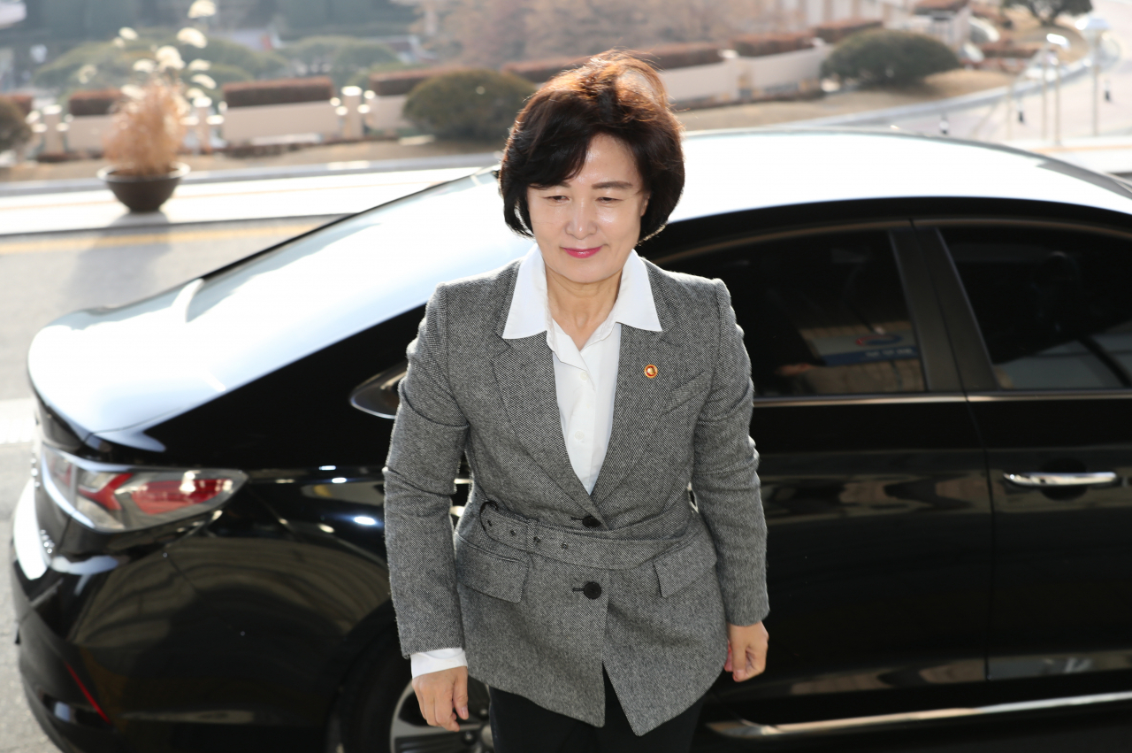 추미애 법무부 장관이 17일 오전 정부과천청사 법무부로 출근하고 있다. 연합뉴스